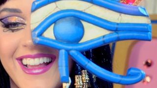 Katy Perry surpreende fãs ao revelar motivo de "problema" no olho em show