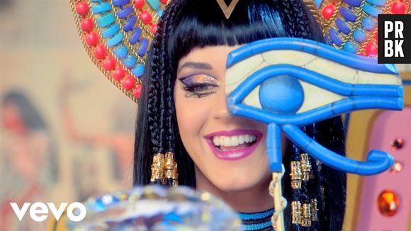 Katy Perry não consegue abrir um olho em show e vídeo viraliza