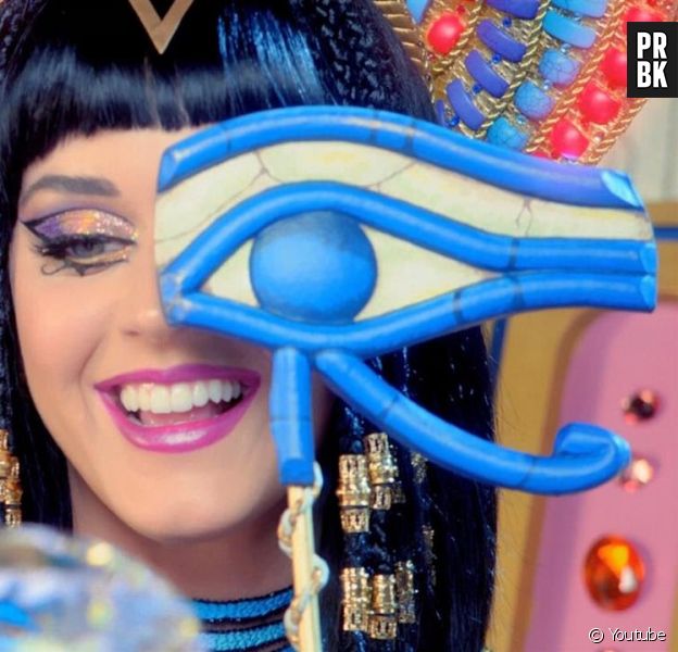 Katy Perry não consegue abrir um olho em show e vídeo viraliza