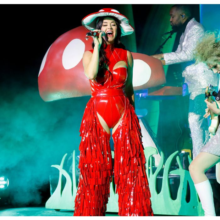 Katy Perry surpreende fãs ao revelar motivo para problema no olho em show em Las Vegas