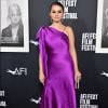 Selena Gomez foi com look roxo para lançamento de "My Mind & Me", na última quarta-feira (2)