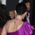 Vestido de ombro único de Selena Gomez deixou tatuagens da cantora à mostra