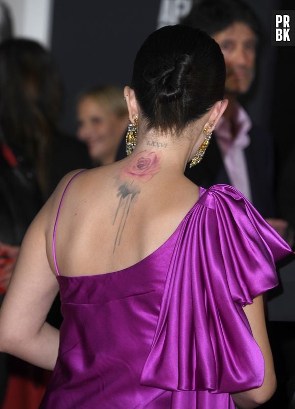 Vestido de ombro único de Selena Gomez deixou tatuagens da cantora à mostra