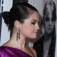 Selena Gomez optou por brincos coloridos, com vestido da Rodarte