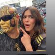 Bruna Marquezine posta foto divertida com homem que pintou seu rosto em partida de futebol