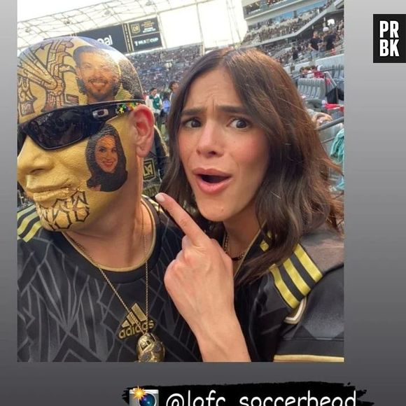 Bruna Marquezine posta foto divertida com homem que pintou seu rosto em partida de futebol