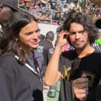 Vídeo: beijos de Xolo Maridueña em Bruna Marquezine fazem a web surtar