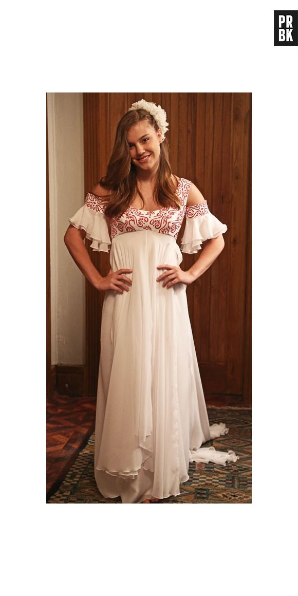 Em "Boogie Oogie", Dani (Alice Wegmann) usa um vestido com bordado vermelho