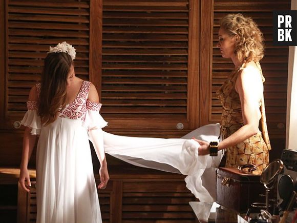 Luísa (Alexandra Richter) ajuda  Dani (Alice Wegmann) a se vestir pro casamento em "Boogie Oogie"