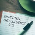  Alguns especialistas sugerem que a inteligência emocional é mais importante do que o QI para o sucesso na vida. 