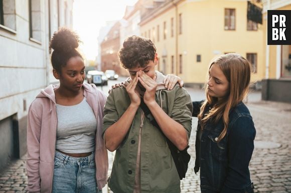 A inteligência emocional (IE) é a capacidade de perceber, interpretar, demonstrar, controlar, avaliar e usar as emoções para se comunicar e se relacionar com os outros de forma eficaz e construtiva