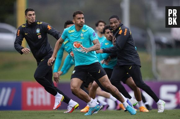 Matheus Bachi ajuda os jogadores a encontrar melhor posição para bolas paradas