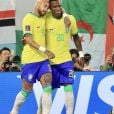 Neymar comemora gol do Brasil com Vinicius Jr.