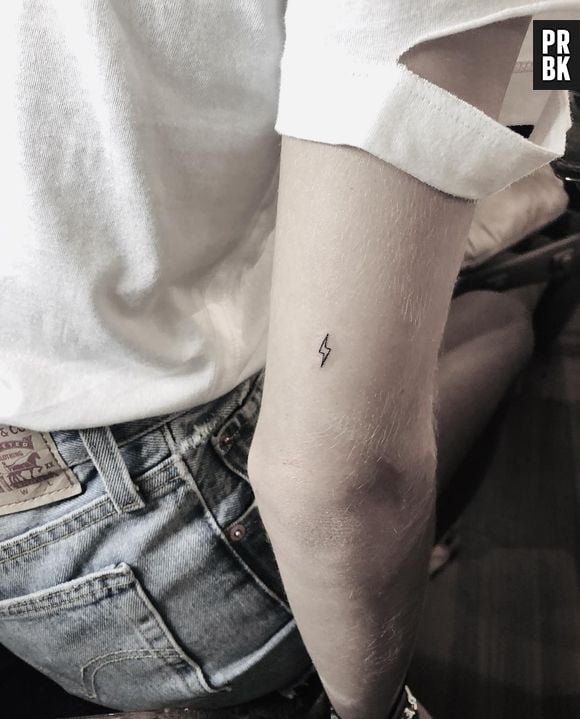 Bruna Marquezine fez um pequeno raio que é impossível de avistar de longe. Por ser uma pessoa de grande influência, essa tattoo tem tudo a ver com ela.