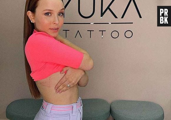 Larissa Manoela tem uma tatuagem quase imperceptível na costela