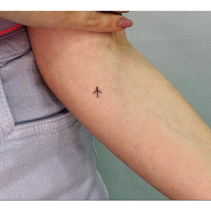 Larissa Manoela tem uma tatuagem pequena de um avião em homenagem ao filme &quot;Modo Avião&quot;