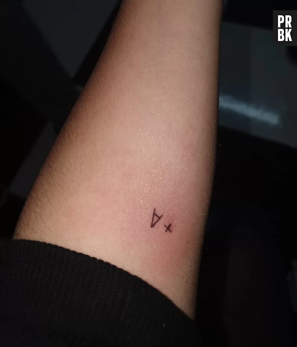 Maisa tem uma tatuagem "+A", que significa seu nome