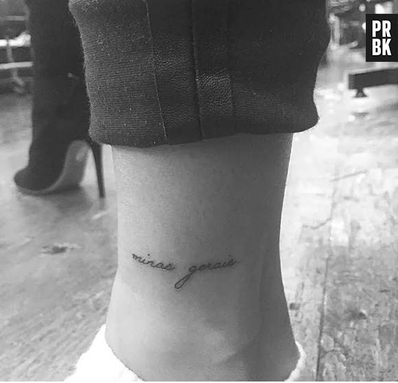 Hailey Bieber possui uma tatuagem no tornozelo escrito "Minas Gerais"