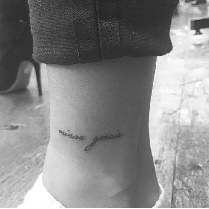 Hailey Bieber possui uma tatuagem no tornozelo escrito &quot;Minas Gerais&quot;