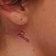 Selena Gomez escreveu a palavra "Rare", nome de seu álbum, no pescoço
