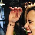 Emilia Clarke possui tatuagem em homenagem à sua personagem de "Game Of Thrones"