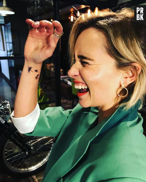 Emilia Clarke possui tatuagem em homenagem à sua personagem de "Game Of Thrones"