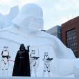  Personagens de "Star Wars" fazendo apresenta&ccedil;&atilde;o perto da escultura de gelo 