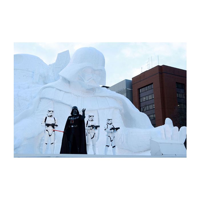  Personagens de &quot;Star Wars&quot; fazendo apresenta&amp;ccedil;&amp;atilde;o perto da escultura de gelo 