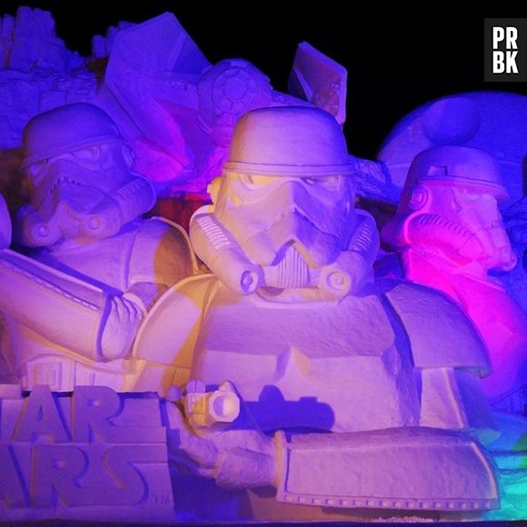 Escultura feita de gelo de "Star Wars" com iluminação especial 