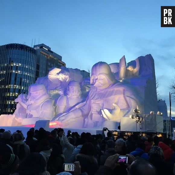Fãs de "Star Wars" conferem a escultura de gelo 