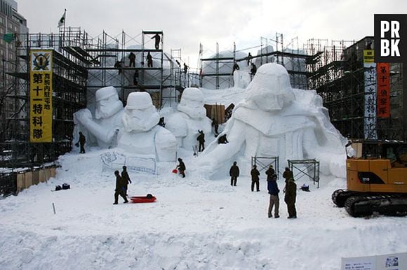 Escultura de Darth Vader sendo construída 