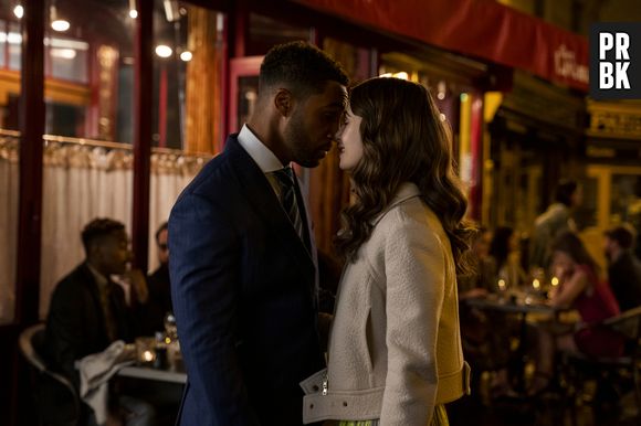 Emily (Lily Collins) tenta seguir com o seu relacionamento com Alfie (Lucien Laviscount) na 3ª temproada de "Emily em Paris"