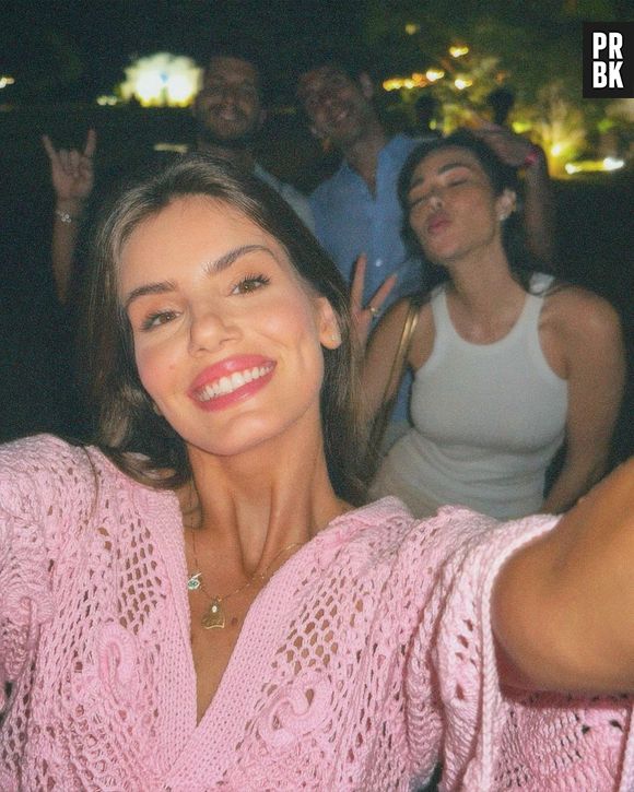 Camila Queiroz e Klebber Toledo estão com amigues em Trancoso, na Bahia