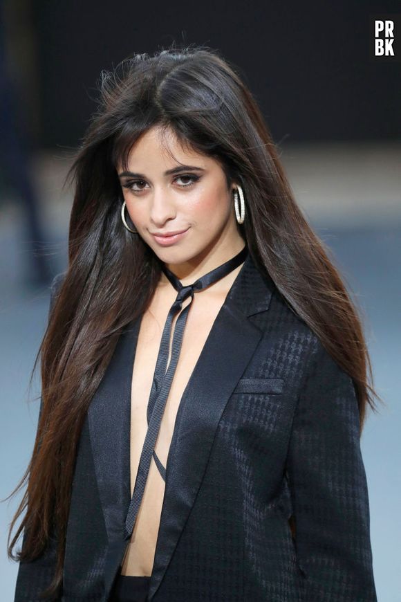 Camila Cabello foi vista na companhia da equipe de gravação no Rio de Janeiro