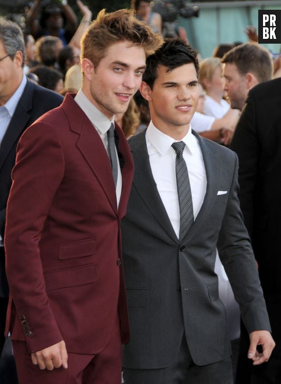 "Crepúsculo": Taylor Lautner diz que era estranho viajar com Robert Pattinson e o resto do elenco e ver fãs torcendo por Edward ou Jacob