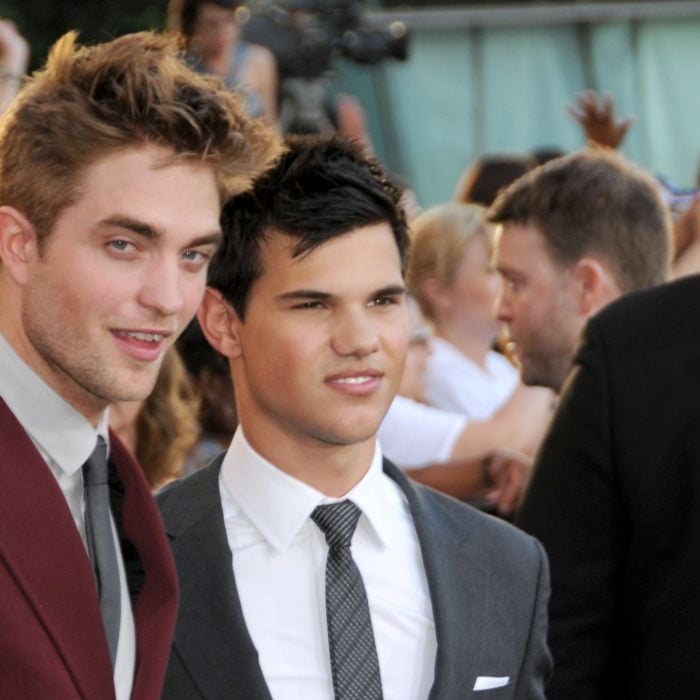 &quot;Crepúsculo&quot;: Taylor Lautner diz que era estranho viajar com Robert Pattinson e o resto do elenco e ver fãs torcendo por Edward ou Jacob
