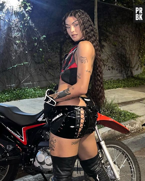 Fendas e recortes são formas mais discretas de deixar bumbum à mostra, como é o look de Pabllo Vittar