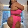 Lizzo mostrou mais do corpo com calça de fenda no bumbum