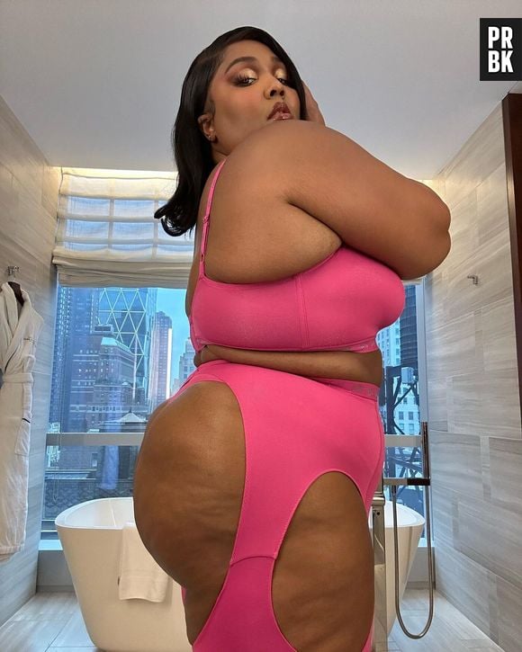 Lizzo mostrou mais do corpo com calça de fenda no bumbum