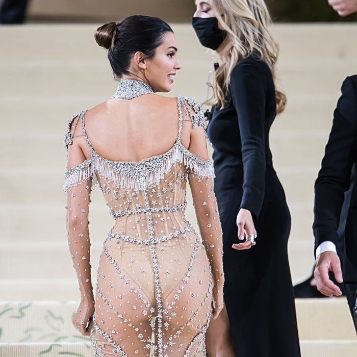 Fã de transparência, Kendall Jenner também já mostrou corpo em look formal