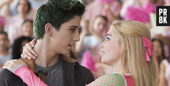 "Zombies": Zed (Milo Manheim) é um zumbi que é transferido para estudar em uma escola repleto de humanos, entre eles Addison (Meg Donnelly), uma jovem que sonha em se tornar líder de torcida