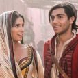  Aladdin   (Mena Massoud) é um jovem humilde que se apaixona por   Jasmine   (Naomi Scott), uma princesa já comprometida 