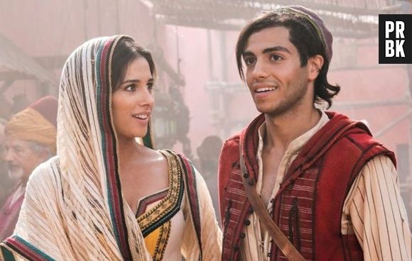 Aladdin (Mena Massoud) é um jovem humilde que se apaixona por Jasmine (Naomi Scott), uma princesa já comprometida