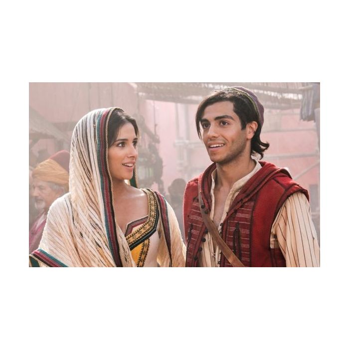 Aladdin   (Mena Massoud) é um jovem humilde que se apaixona por   Jasmine   (Naomi Scott), uma princesa já comprometida 