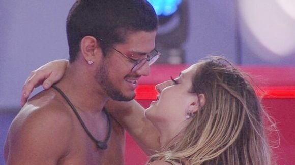 Eita! Gabriel Santana não sabe se ficará disponível para Bruna Griphao fora do "BBB23"