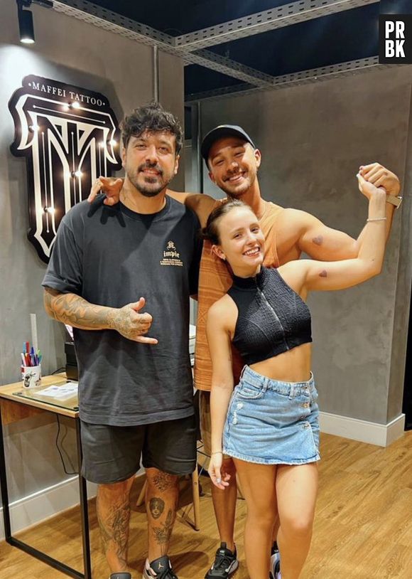 Larissa Manoela faz foto de sua tatuagem com André Luiz Frambach