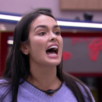 "BBB23": Larissa aponta faca, xinga Cézar Black de "arregão" e cai no choro