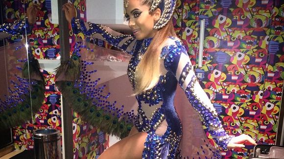 Anitta usa modelito de diva no Carnaval de Salvador e tira onda na estreia do bloco "Eu Vou!"