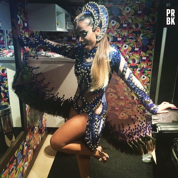 Anitta tinha até capa em sua roupa do Carnaval de Salvador