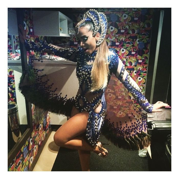  Anitta tinha at&amp;eacute; capa em sua roupa do Carnaval de Salvador 